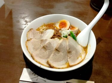 【風神ラーメン】あの有名人も足繫く通うラーメン店。気さくなおばちゃんの提供する担々麺は後味が爽快。