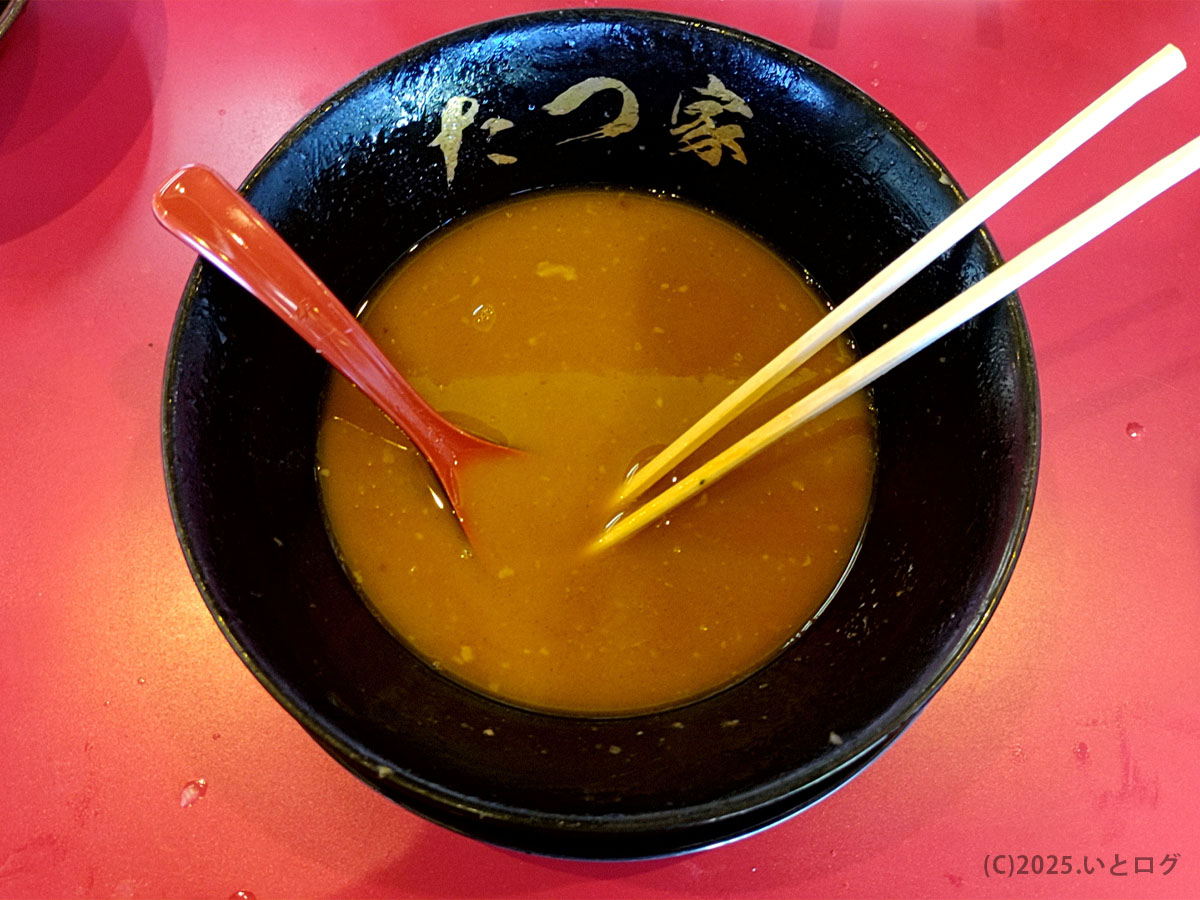 宇都宮 たつ家 閉店時間が迫っても完食、スープだけ残った黒い丼に『たつ家』の金文字が輝く。家系の濃厚さと余韻を物語る食後の一枚