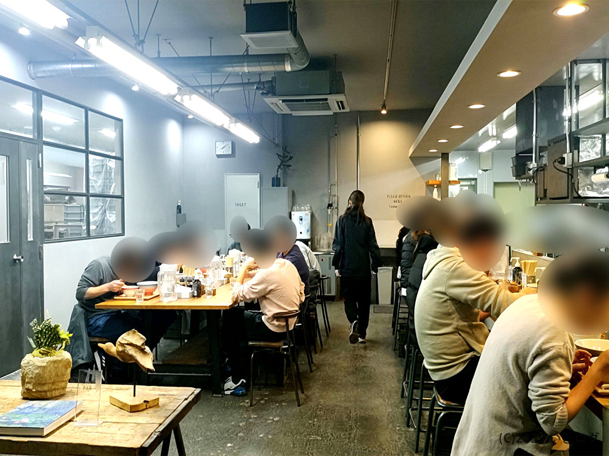 yokokura storehouse 駐車場帰りの客で賑わう店内全景、カウンターと大テーブルの並び方が一目で分かる