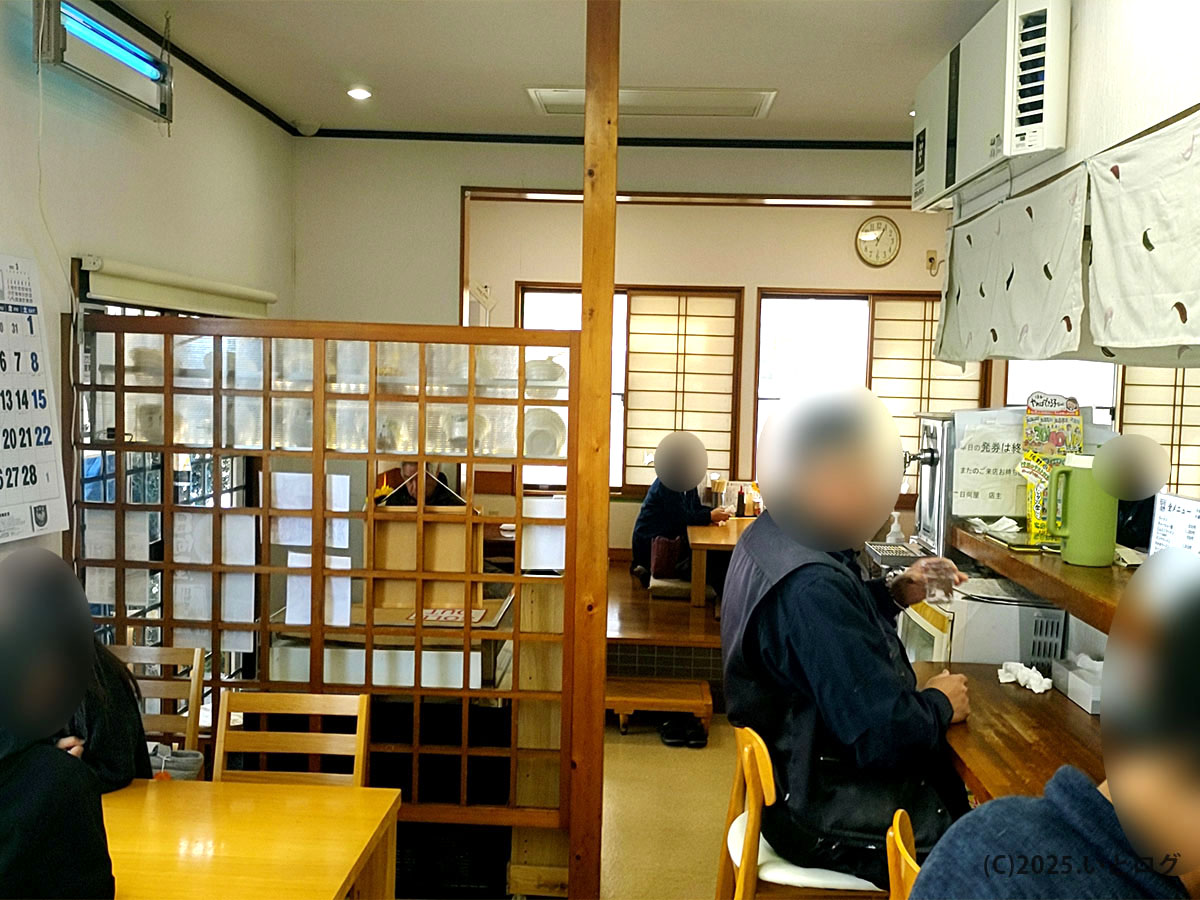 日向屋 佐野の店内。木格子で区切られたカウンターと座敷がのどかな空気を漂わせ、青竹手打ラーメンを待つ客がくつろぐ様子
