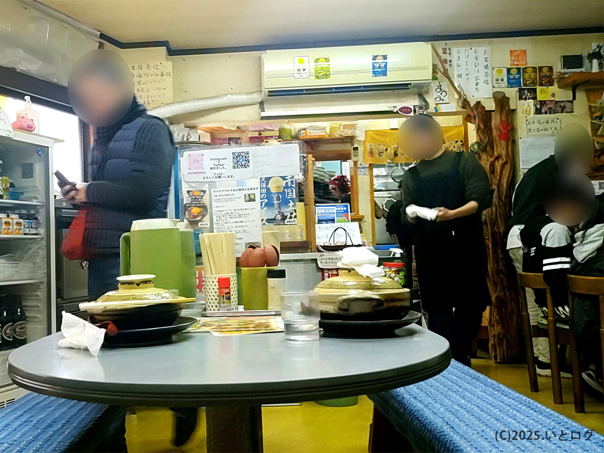 昼どきの〈まゆみの店〉店内。土鍋が卓上に並び活気づく、須崎名物鍋焼きラーメンの老舗らしい雰囲気。
