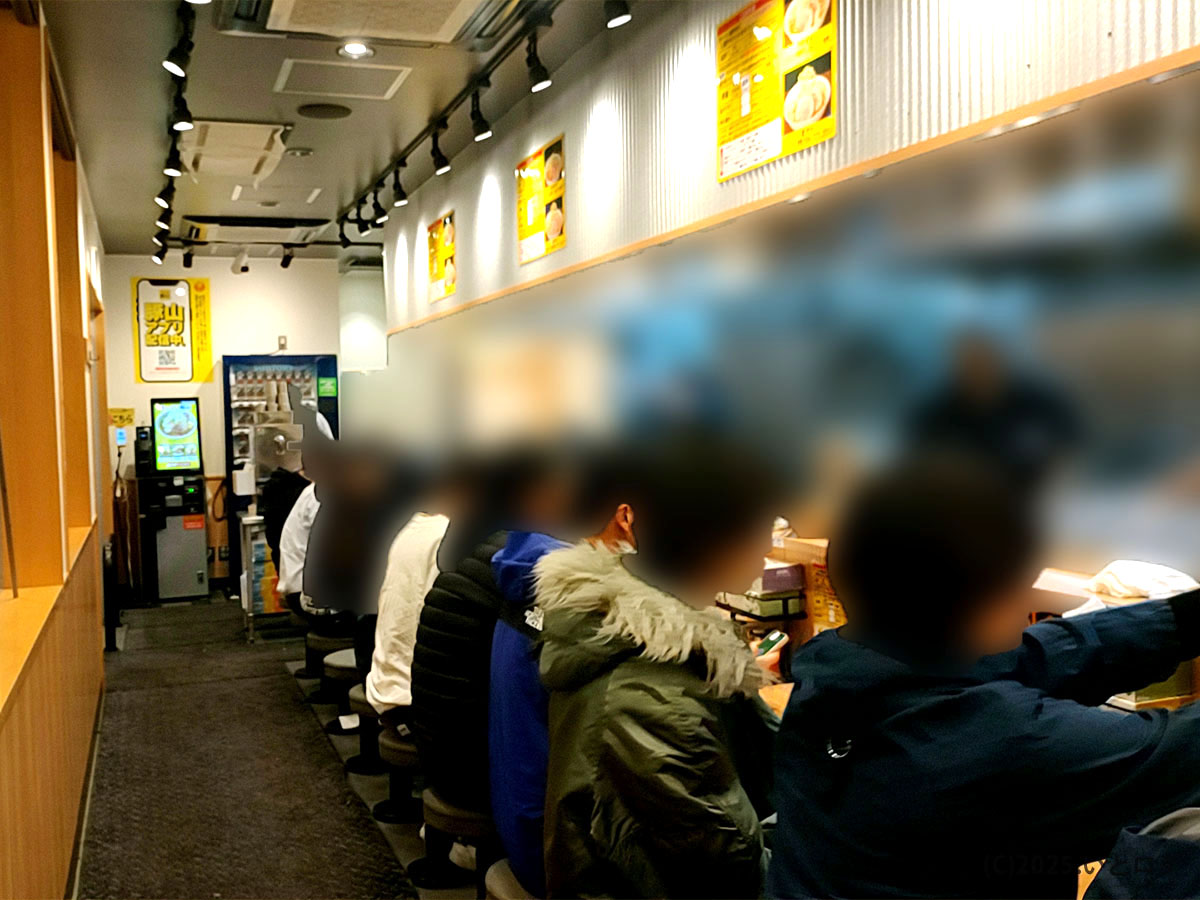 夕食時ほぼ満席の豚山 静岡新川店カウンター席。 「豚山 静岡 混み具合」を体感できるにぎわいが伝わる店内風景。