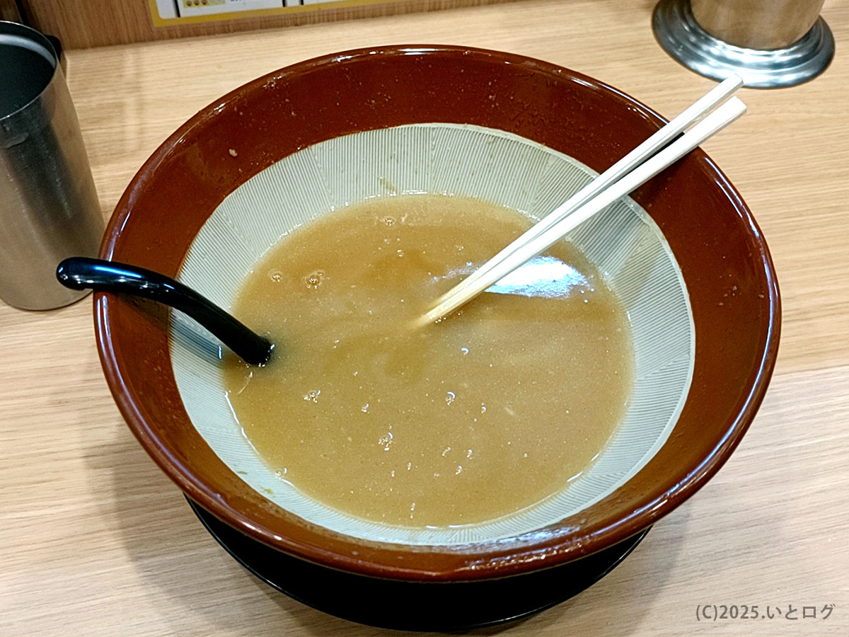 麺を完食しスープだけが残ったすり鉢丼。『豚山 まずい』という噂を吹き飛ばす、満腹の証し。