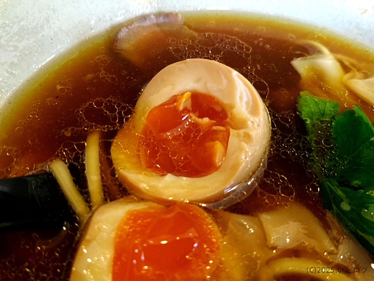 澄んだ醤油スープに浮かぶ半熟味玉のとろり断面。梅花亭 滋賀 の一杯を象徴する艶やかなビジュアル。