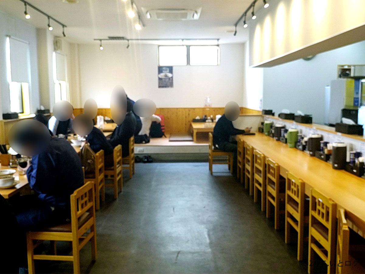 滋賀・彦根の ラーメンにっこう 店内。白木カウンターと座敷席が並び、昼でも落ち着いた雰囲気で食事できる。