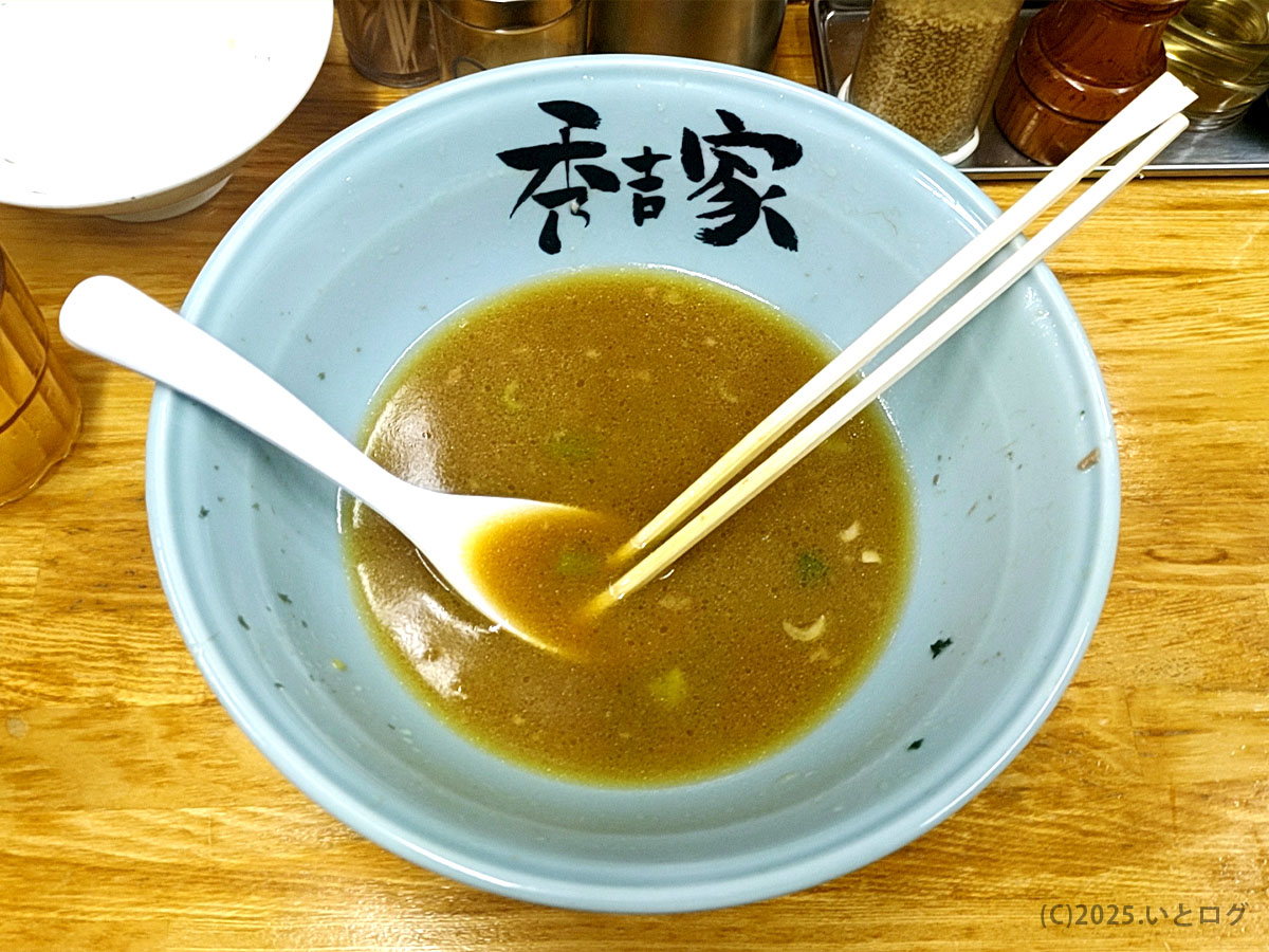 横浜家系ラーメン・秀吉家の丼。名古屋方面からも訪れる人が多い人気店で、スープを飲み干した後に残る香りの余韻。