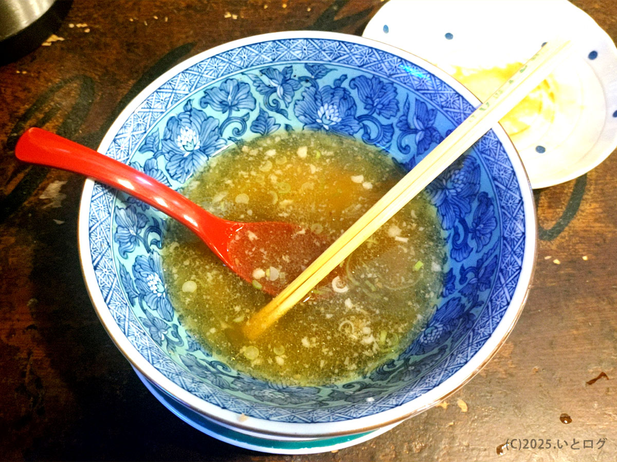 ソミーズのラーメンを食べ終えた後の丼。最後まで飲み干したくなるスープが魅力で、福知山ラーメンの実力を感じるレビュー写真。