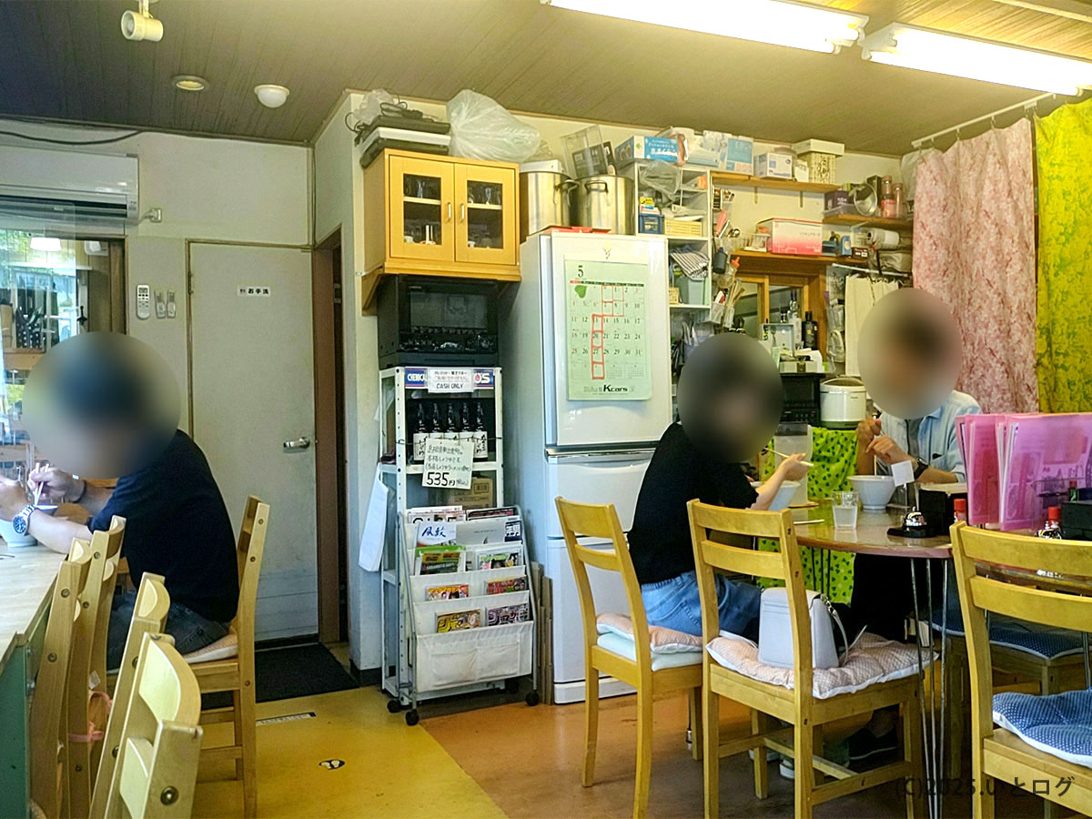 ホットエアー（鳥取市）の店内風景。家庭的な雰囲気の中で淡麗鶏らーめんを楽しむ人々。ミシュラン掲載歴もあり『ホットエアーまずい』という噂とは真逆に賑わう人気店。