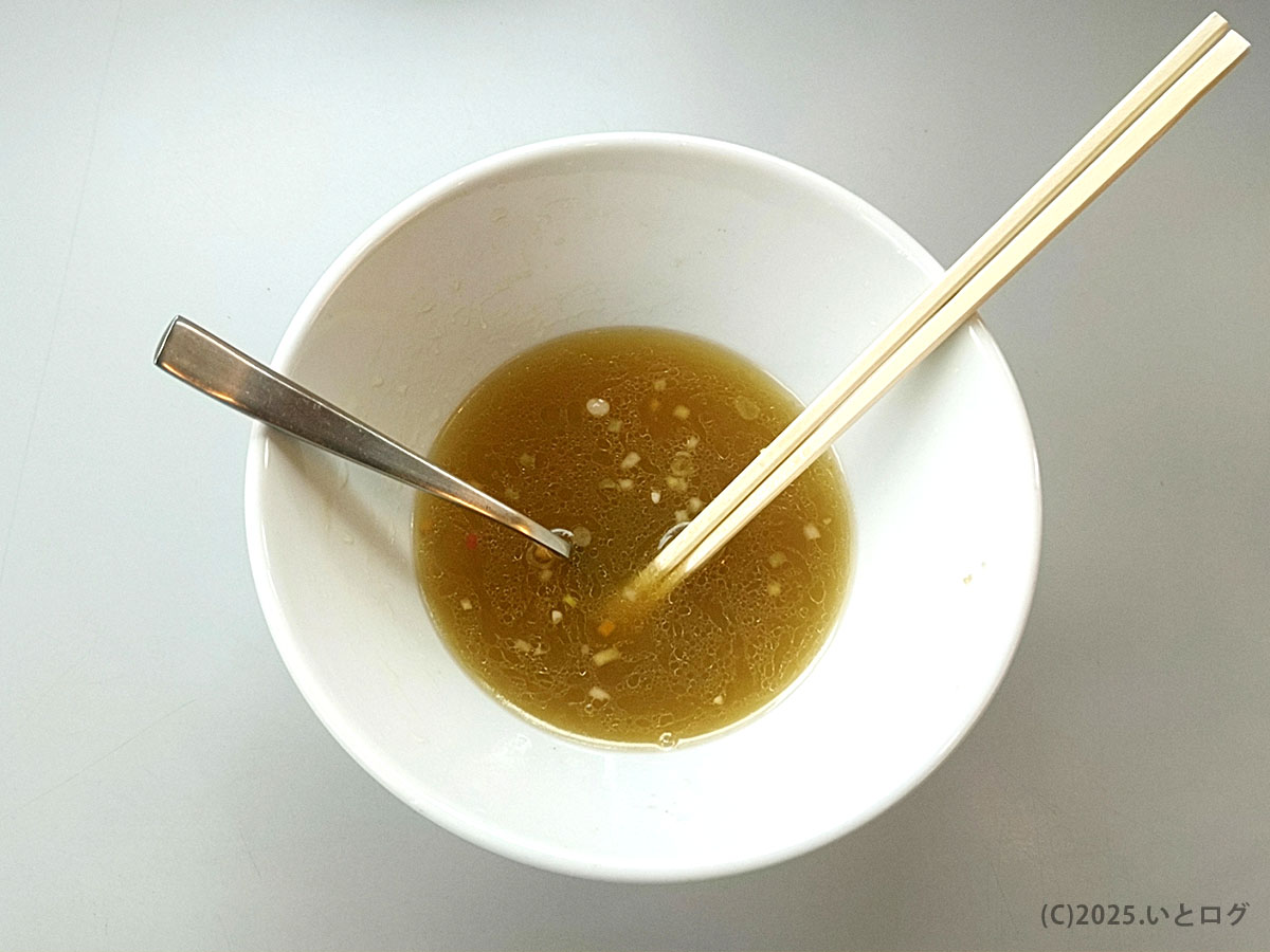 淡麗鶏らーめん ホットエアーを完食した後の丼。滋味深いスープが少し残るだけで、レビュー通り箸が止まらない美味しさ。