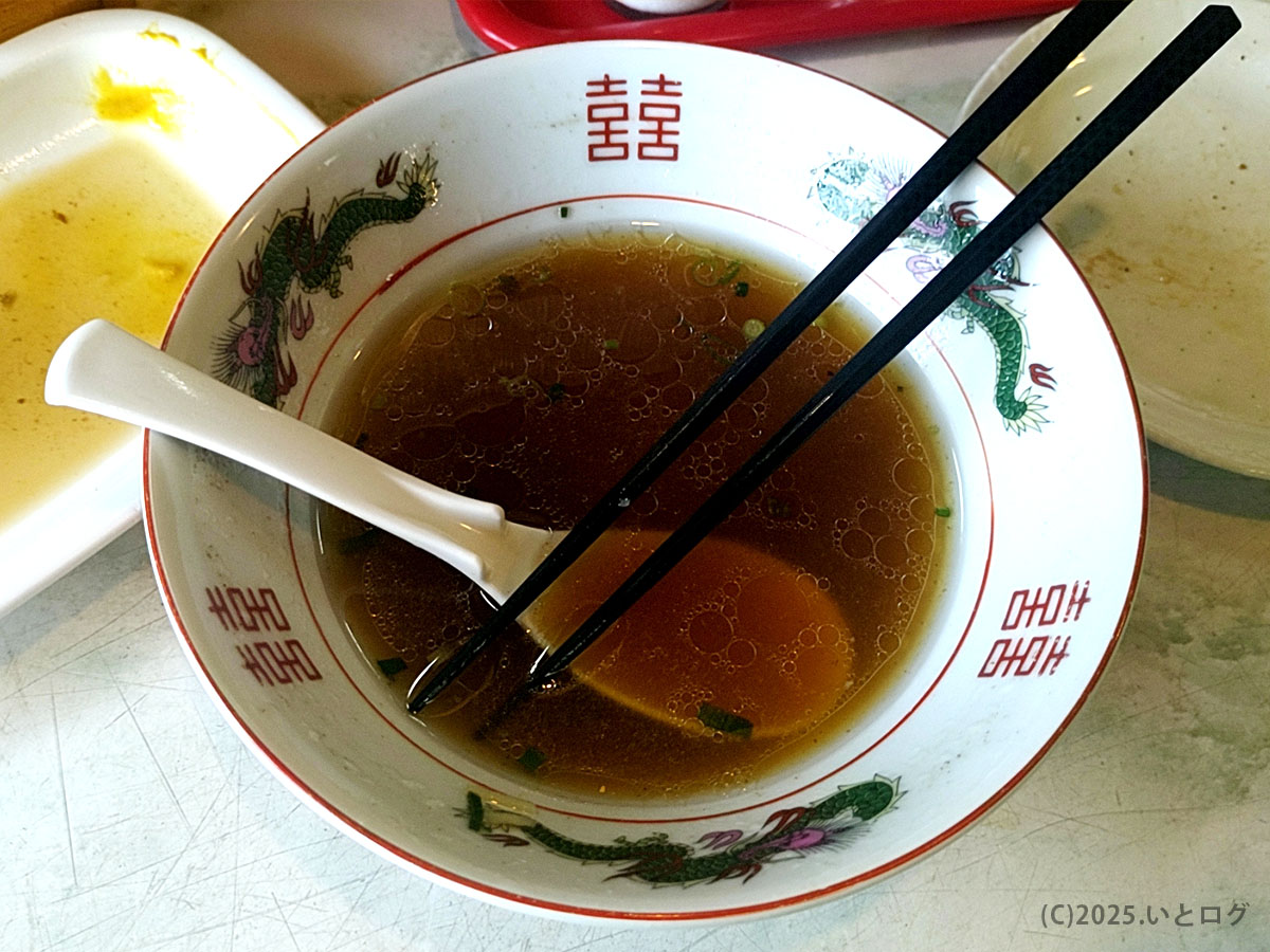 鳥取県琴浦町のすみれ食堂で人気の牛骨ラーメンを食べ終えた後の丼。すっきりとしたスープの余韻が残る、鳥取ラーメンらしい一杯。