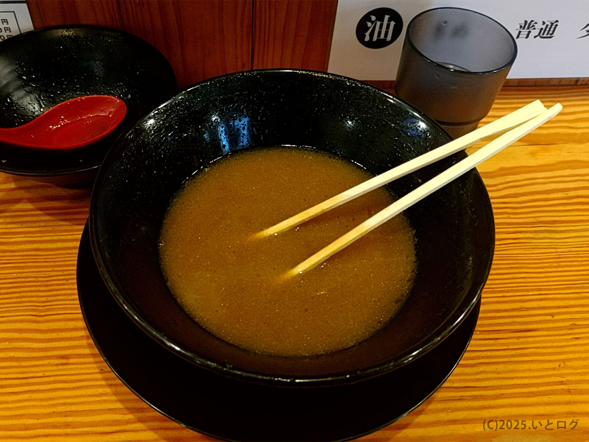 横浜家系ラーメン 伯耆家(ほうきや)の食後の丼。スープが少し残った器からも、鳥取 家系ラーメンの濃厚さと満足感が伝わる。米子 家系ラーメン好きの間でも伯耆家 Xで話題になる一杯。