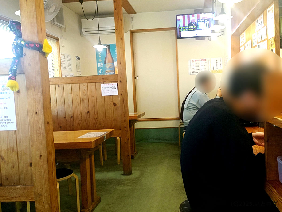伯耆家の店内の様子。テレビが流れるアットホームな空間で、爆サイなどでも話題になる地域に根ざしたラーメン店。