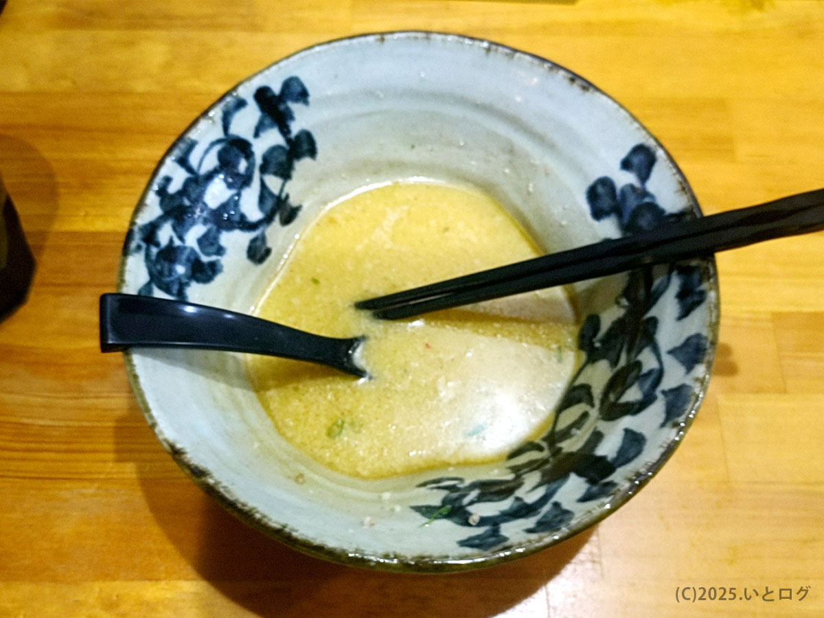 麺屋ひばりのラーメンを食べ終えた後の丼。最後まで飲み干したスープが名店の味を物語っている。