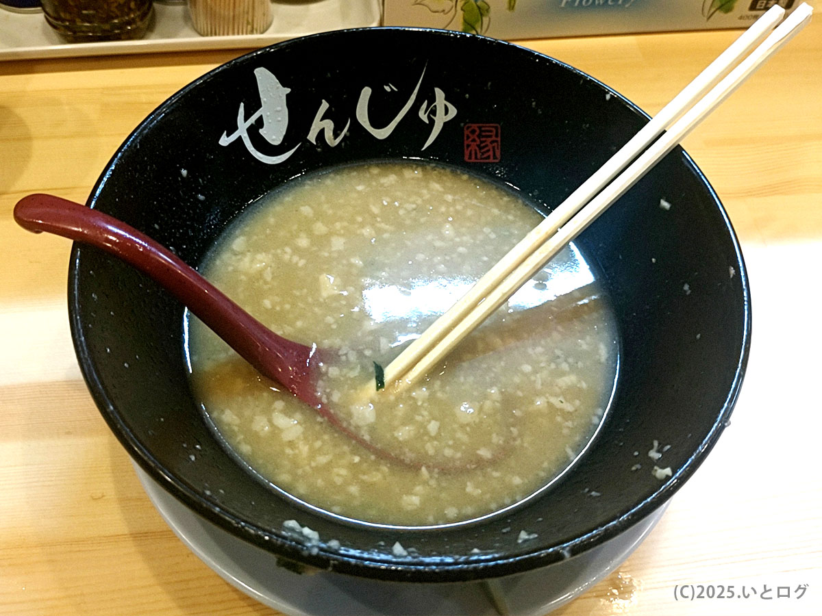 粋麺せんじゅ（松江市）の黒い丼に残る背脂醤油スープ。豚骨醤油ラーメンの濃厚さが伝わる食後の余韻。