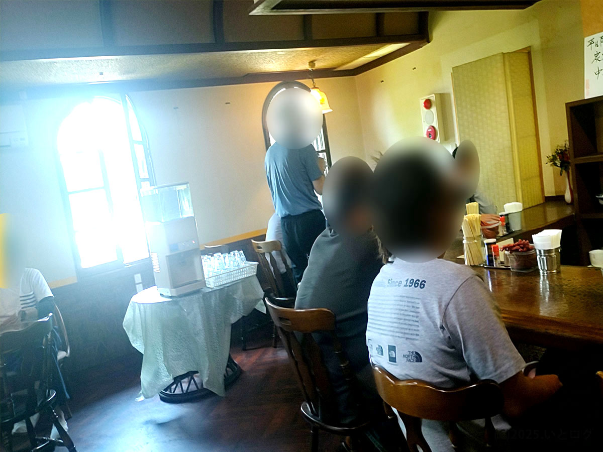 山口県山口市のラーメン店・米蔵の店内風景。カフェのような落ち着いた雰囲気で、地元の人々に人気のラーメンスポット。山口市ラーメンランキングでも注目されるお店。