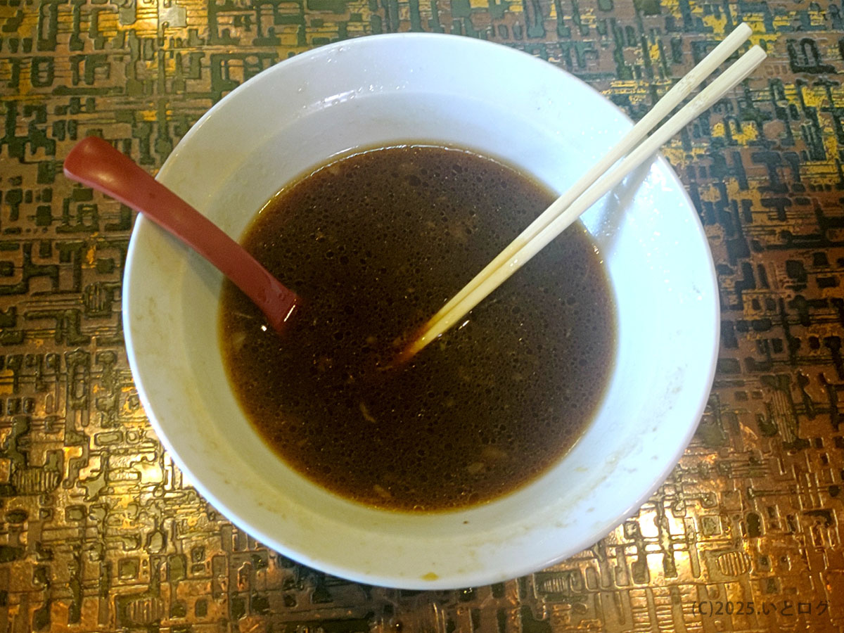 山口市ラーメン・米蔵で味わったスープの余韻。最後まで飲み干したくなるほどの濃厚な醤油スープが特徴。米蔵のメニューの中でも根強い人気。