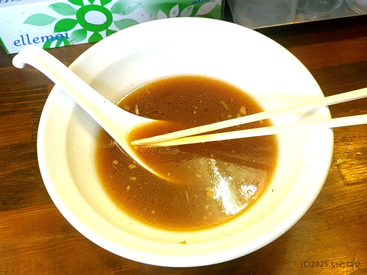 スープの旨みを最後まで楽しんだ後の「中華そば 今里（防府市）」の丼。琥珀色のスープが名残を残し、丁寧に炊かれた山口ラーメンの余韻が伝わる。