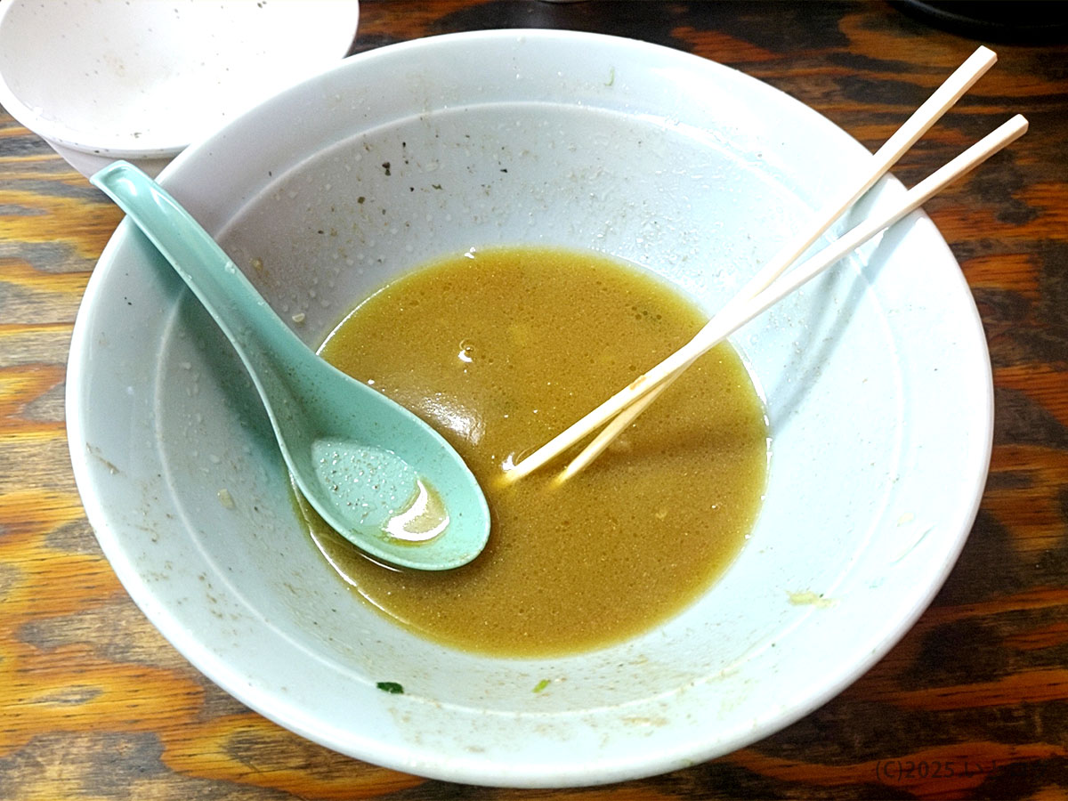 スープをほぼ飲み干した「ヤスシボーイ」の丼。濃厚な豚骨醤油スープの余韻が残る一杯。周南や下松でガッツリ系ラーメンを求める人に人気の味。