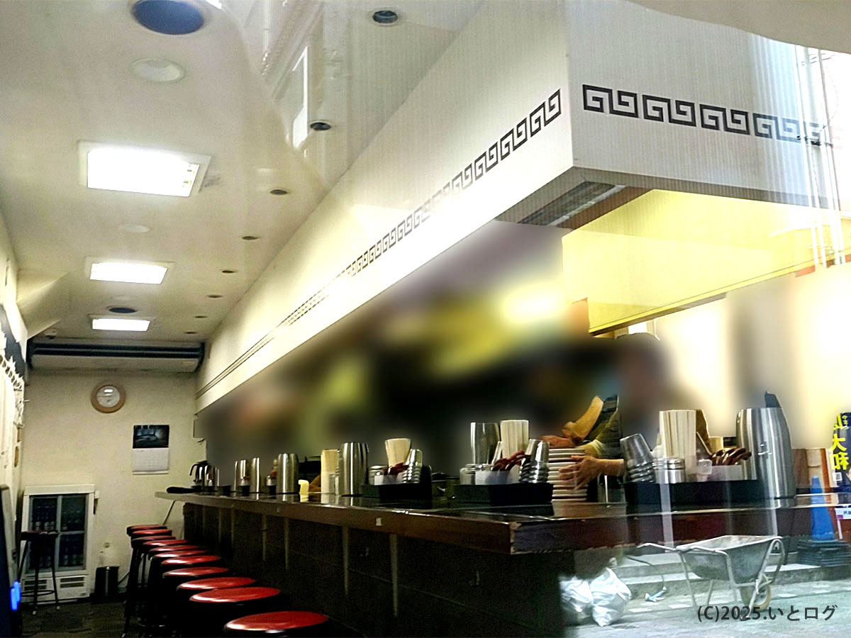 尾道ラーメン一丁の店内カウンター。赤い丸椅子が並ぶ昭和レトロな空間で、地元・福山の人々に長年愛されてきた雰囲気が漂う。
