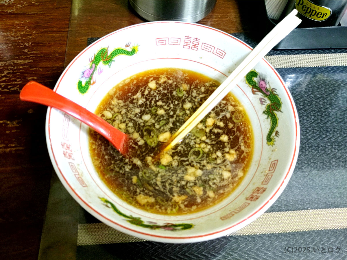 尾道ラーメン一丁のラーメン。背脂が浮かぶ醤油スープに、青ねぎとチャーシューが美しく並ぶ。尾道ラーメン 福山駅周辺でも人気の一杯。