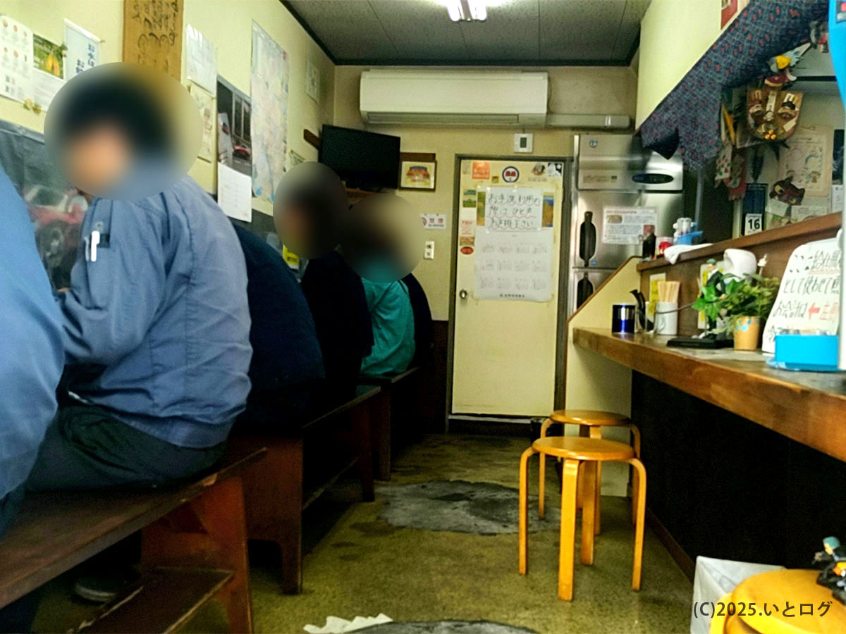 中華そば いではら(岡山県笠岡市)の店内風景。カウンターと長椅子が並ぶ昔ながらの雰囲気で、昼時には常連客で満席になる人気店。笠岡ラーメン特有の温かみを感じる空間。