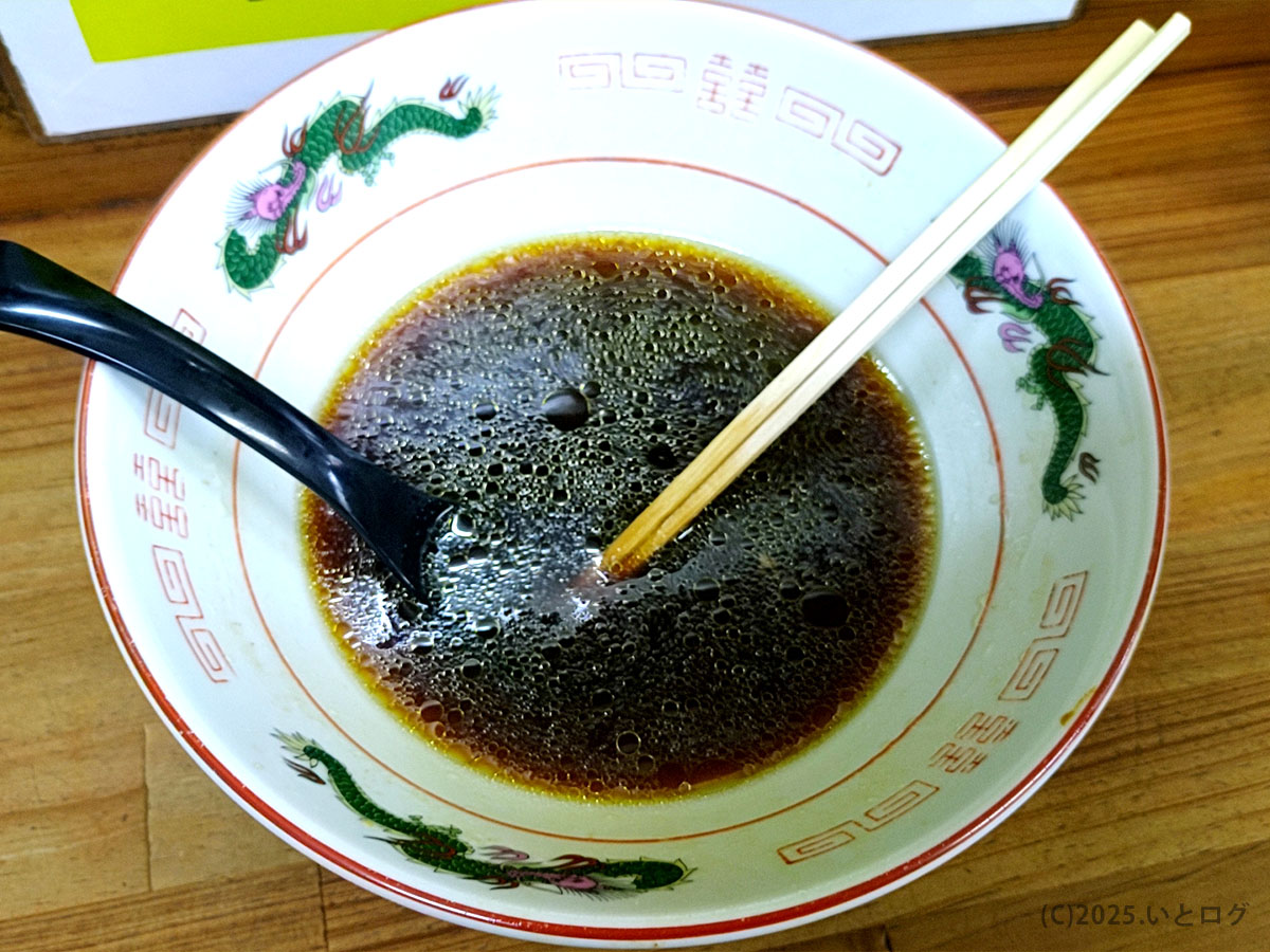 中華そば いではらのスープを飲み干した丼。濃いめの醤油色が印象的な笠岡ラーメンの余韻を感じさせる一枚。鶏油の香りが立ちのぼる中華そばの名残。