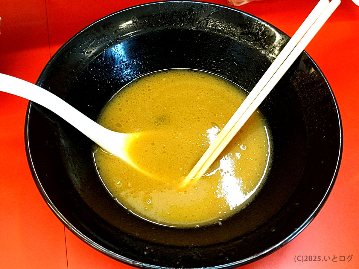 食べ終えた後の成瀬家の丼に残るスープ。最後まで飲み干したくなる家系ラーメンの濃厚な余韻が感じられる。