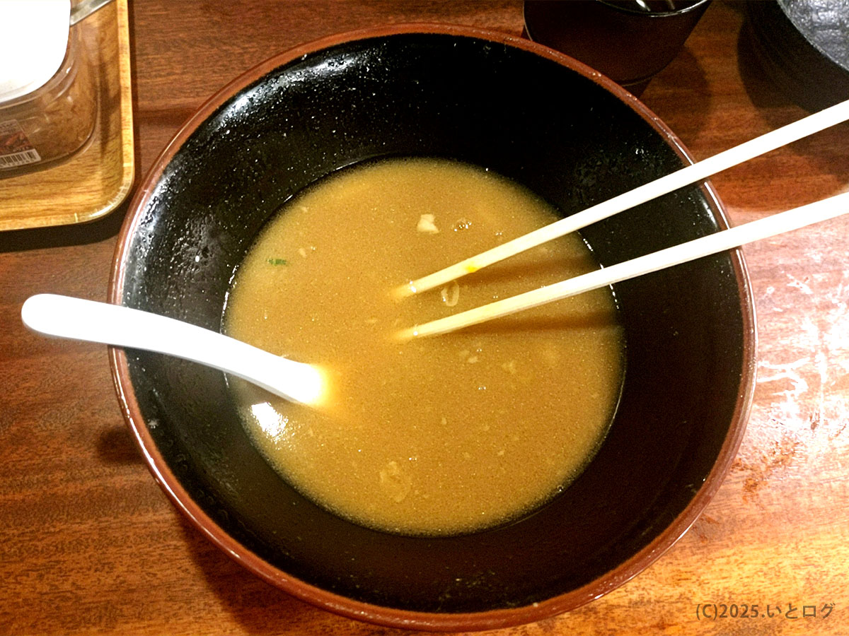 クックらのラーメンを食べ終えた後の丼。スープの旨味が名残を残し、満足感に包まれる一枚。