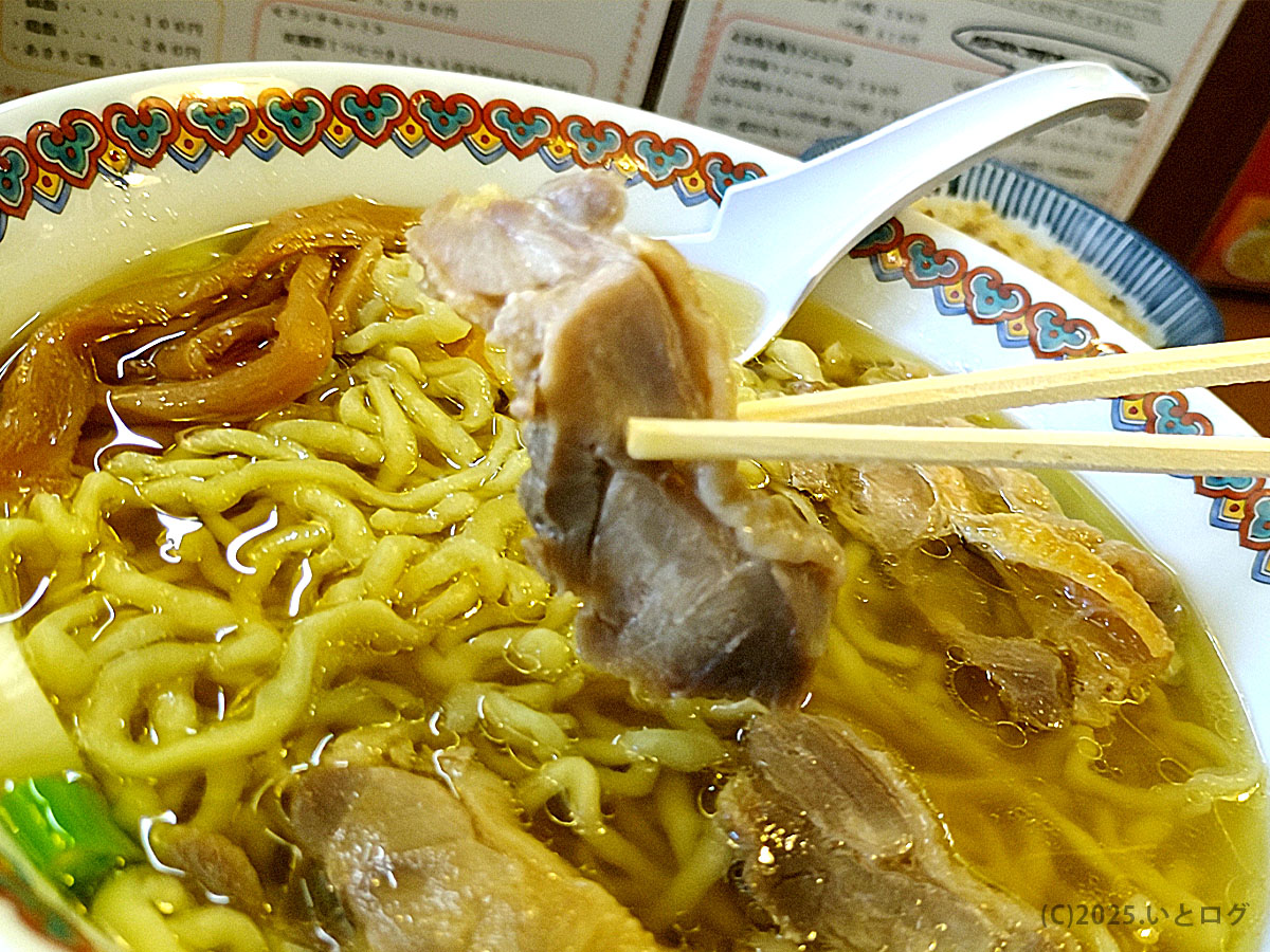 「中華そば 嘉一 国分町店」の鶏チャーシュー。スープの旨みを吸ったしっとり食感が特徴。嘉一本店の味を忠実に再現した一杯で、仙台でも評判のラーメン。