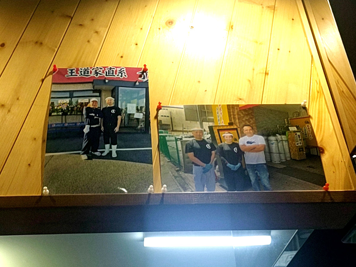 鬼道家の店内に飾られた写真。王道家直系らしく、修行時代の師弟ショットが掲げられている。仙台でも本場の家系魂を感じる光景。