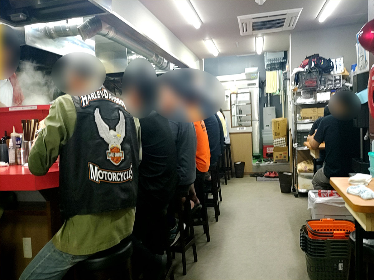 ラーメン二郎仙台店2の店内カウンター席。二郎 仙台 並び方の参考になる混雑風景。ハーレーダビッドソンの客が着席している様子