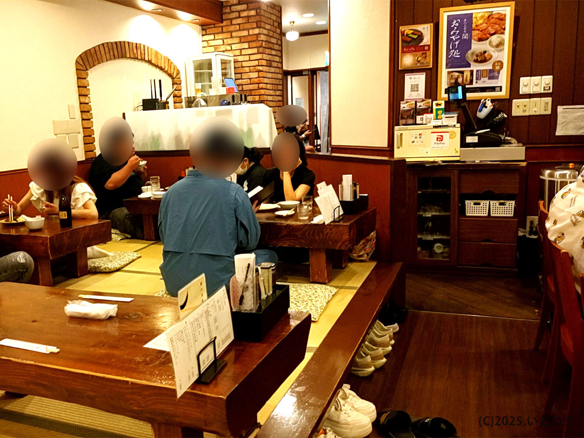 仙台の牛たん料理店「牛たん料理 閣 ブランドーム本店」の店内。座敷席に多くの客が並び、ランチや予約利用の多さが伝わる賑やかな雰囲気。仙台で牛タンを楽しめる人気店として知られる。