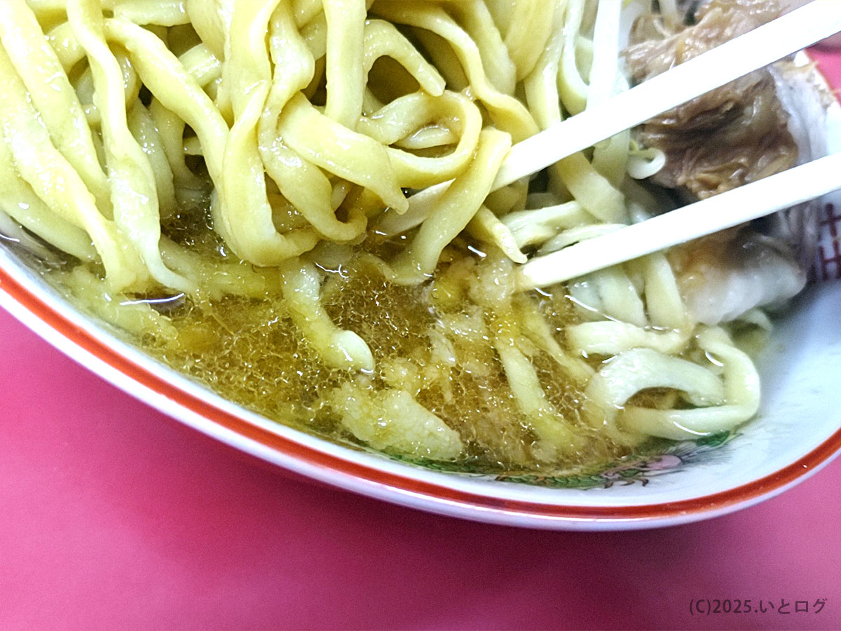 ラーメン二郎 小岩店の丼に広がる油膜たっぷりのスープ。小岩二郎らしい非乳化スープの質感が分かるアップ写真。