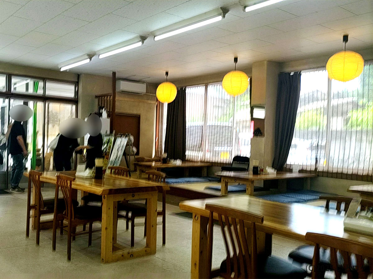 富山県上市町の「中華そば あざみ 大岩本店」の広々とした店内。木のテーブル席と座敷が並ぶ落ち着いた雰囲気で、富山ご当地ラーメンを味わえる食事スペース。