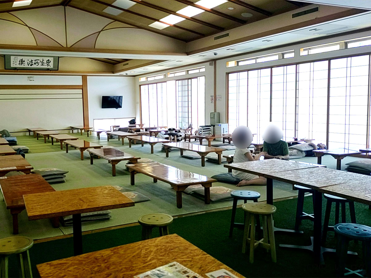 畳敷きの大広間に低い座卓と座布団が整然と並ぶ、なんぶの湯 おんせんカフェのくつろぎ食事スペース