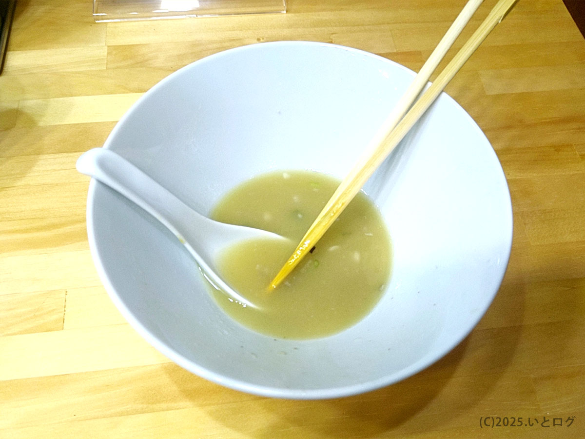 完飲必至、鶏白湯スープを最後の一滴まで味わい尽くした丼—山梨ラーメンランキング上位を狙う「麺や壱進」の余韻が残るテーブル