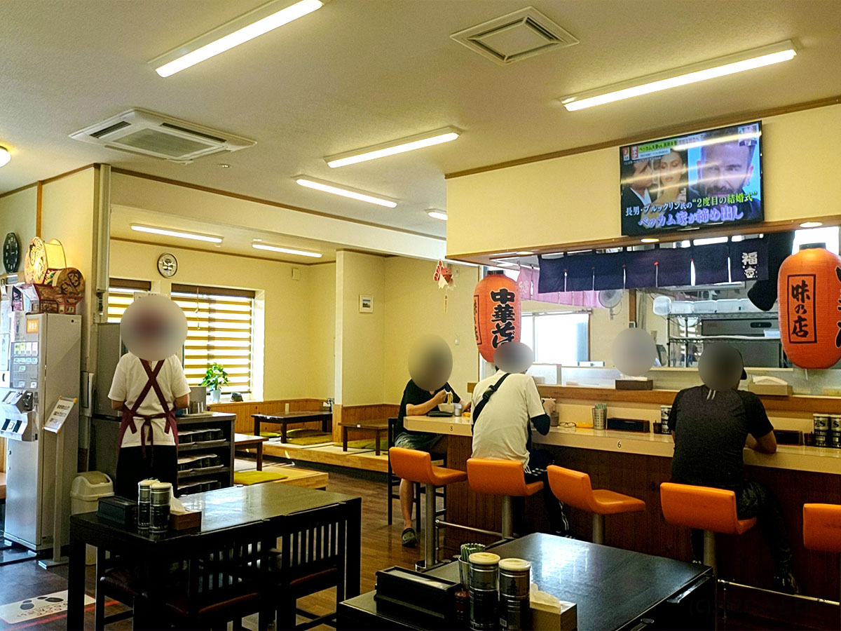 たかはし中華そば（青森県弘前市）の店内の様子。カウンター席を中心に、落ち着いた雰囲気の中でラーメンを味わえる。