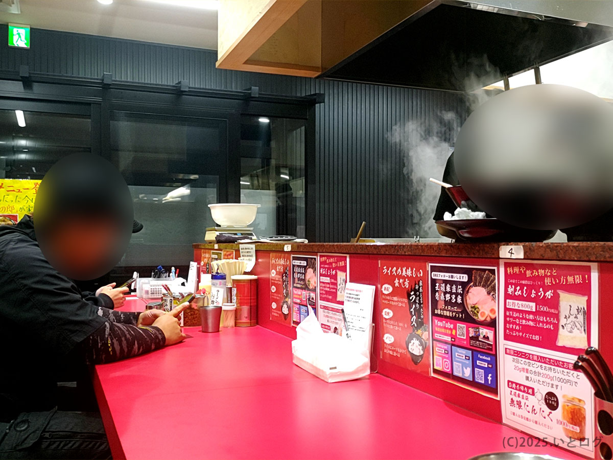 王道家系譜の家系ラーメン店、青森野呂家の店内カウンターと調理風景