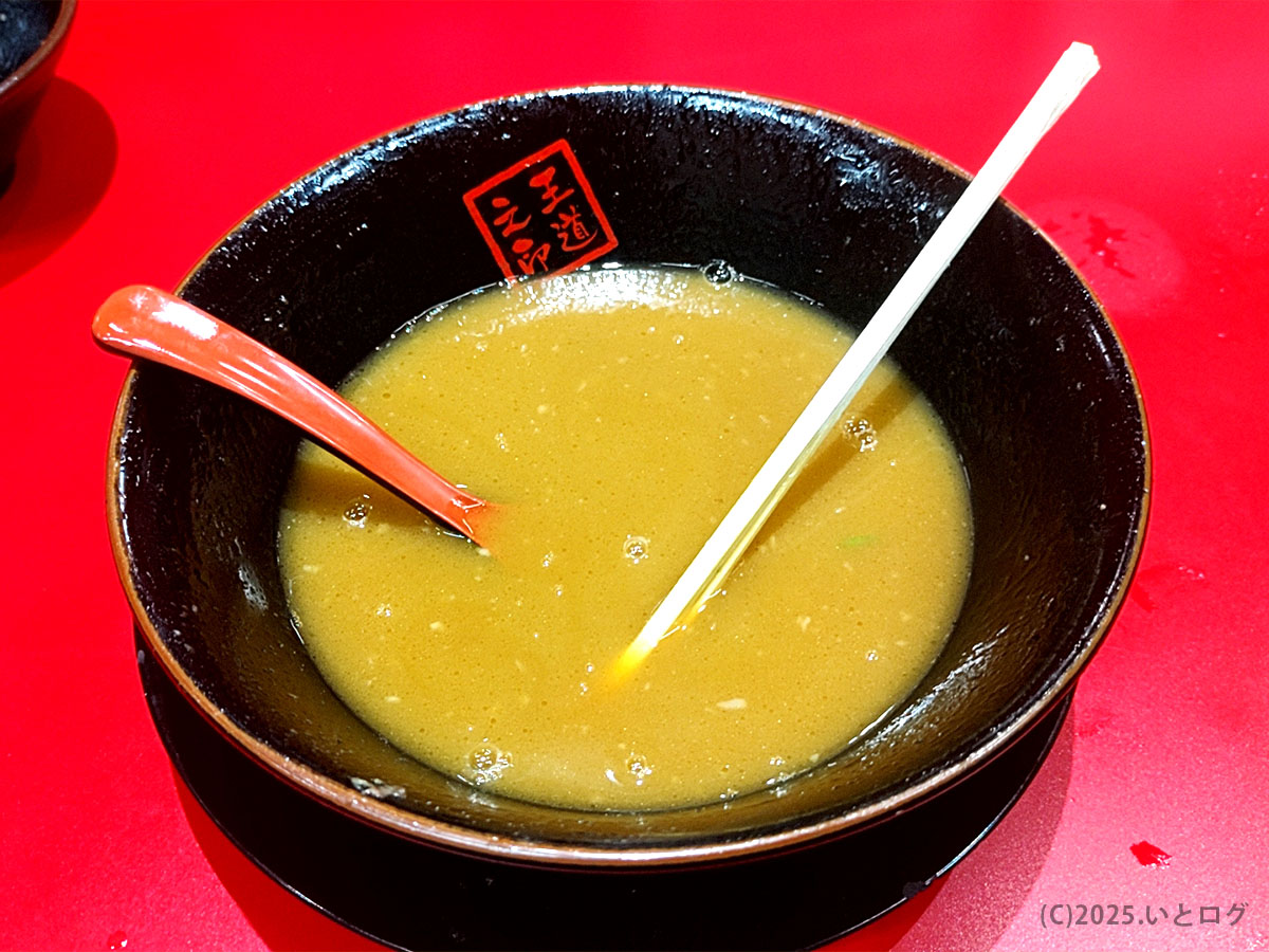 王道家直伝の家系ラーメンを完食後のスープ、青森野呂家の一杯