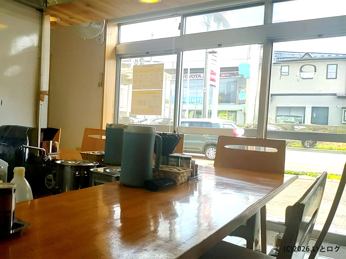 麺饗 松韻（由利本荘）の店内カウンターと窓際の雰囲気。由利本荘で落ち着いてラーメンを味わえる空間