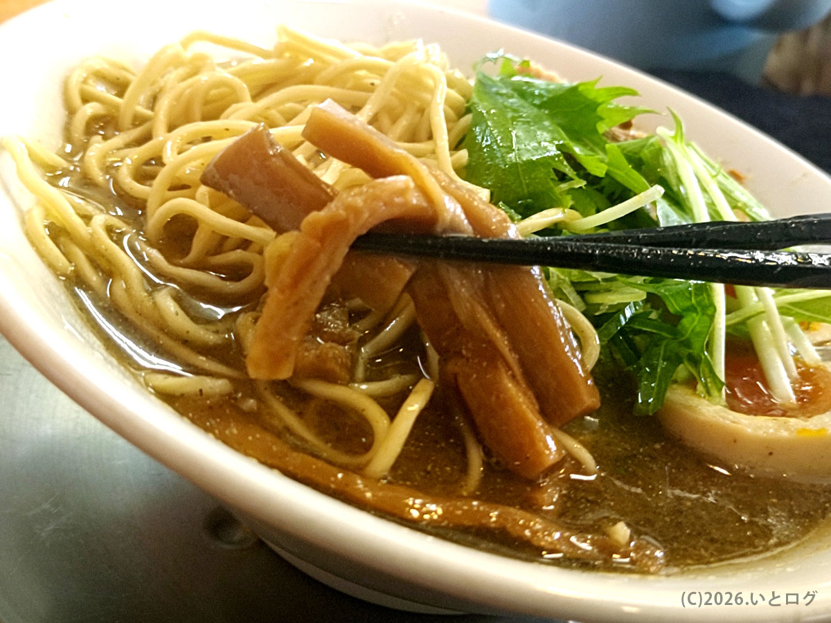 松韻の醤油ラーメンのメンマを持ち上げた瞬間。由利本荘ラーメンらしい細麺とスープの絡み