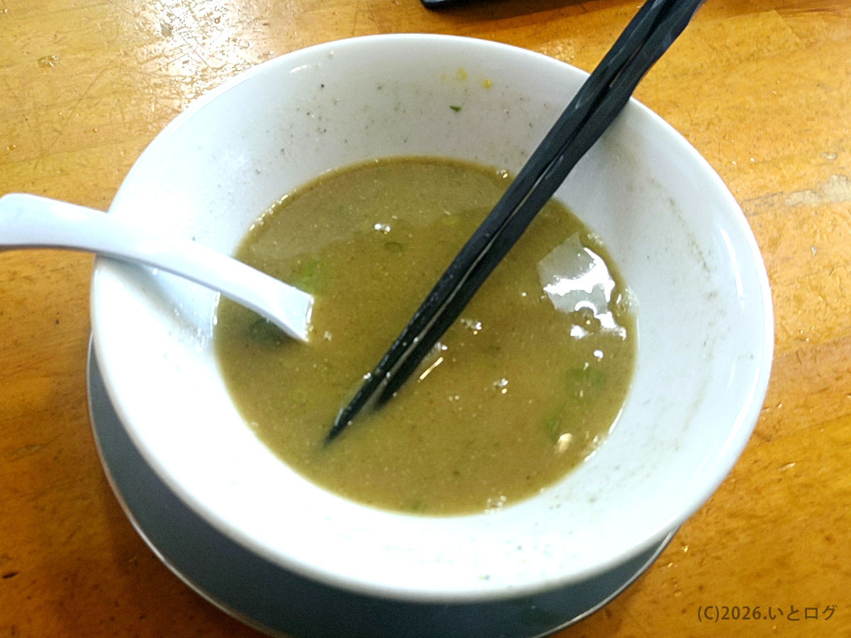麺饗 松韻のスープを飲み終えた丼。煮干しの余韻が残る秋田ラーメンらしい後味