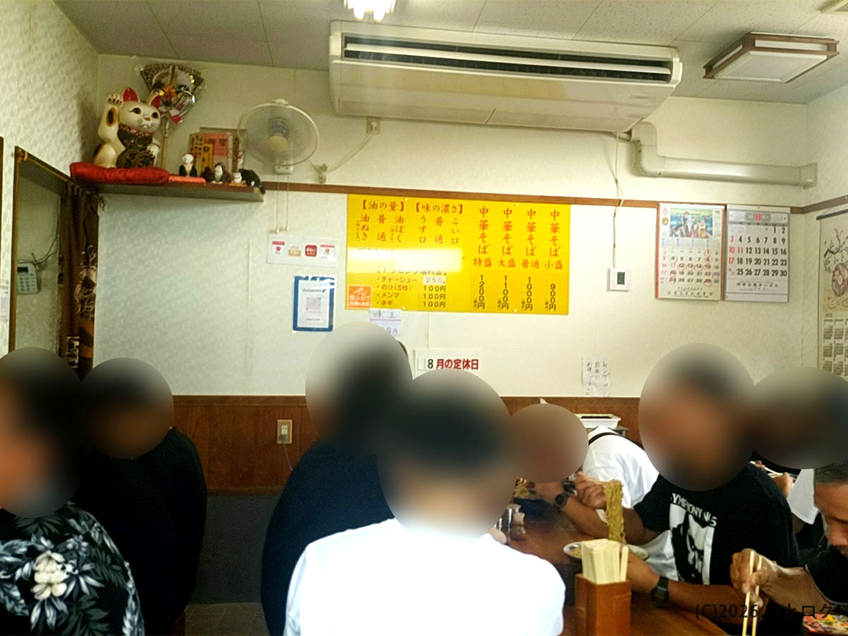 ケンちゃんラーメン 本店の店内の様子。満席で客が並び、酒田市の人気ラーメン店らしい待ち時間が発生している