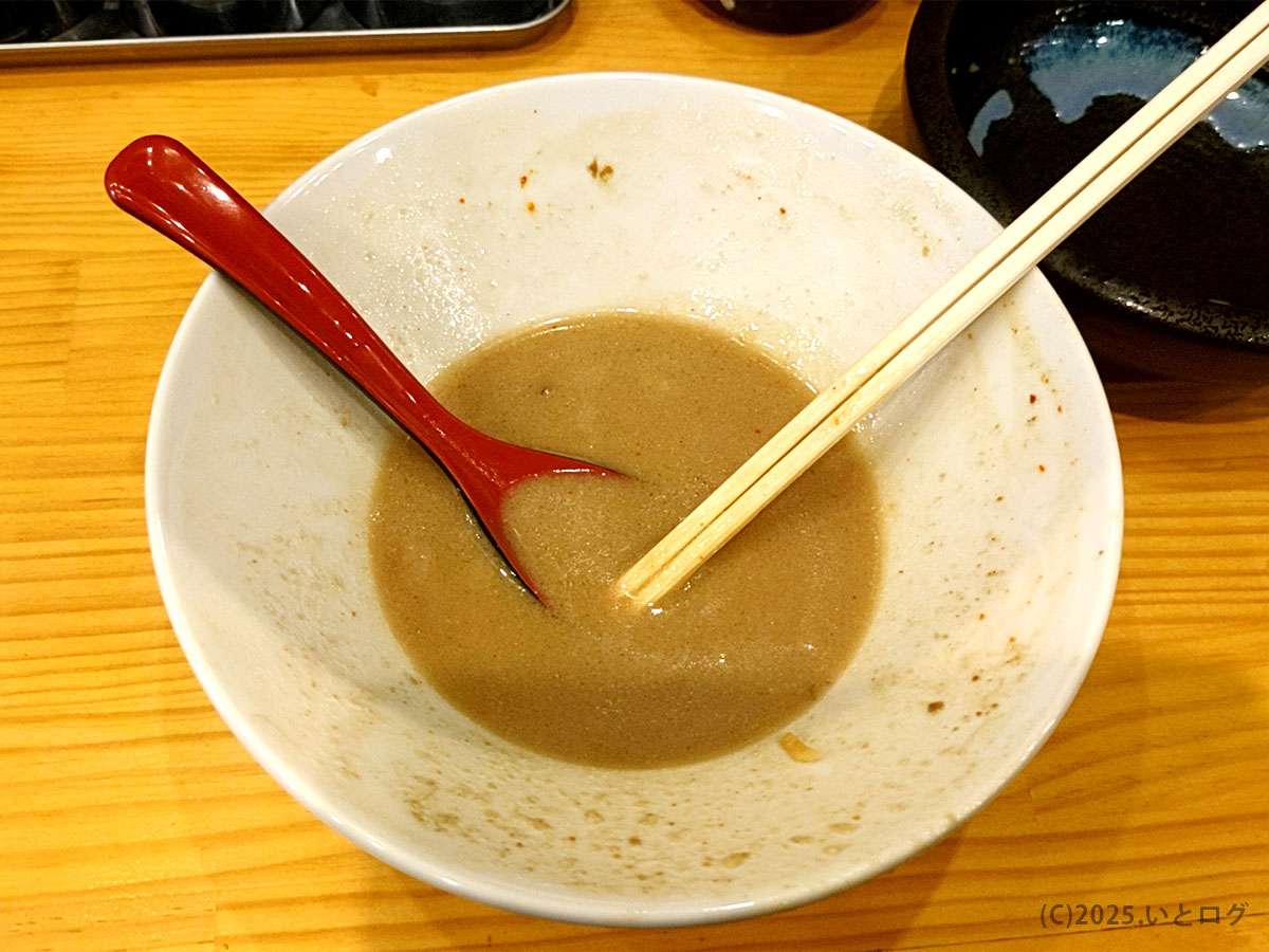 花木流味噌 山梨総本店で完食後の丼。濃厚な山梨 味噌ラーメンの余韻が伝わるスープが少し残る状態。