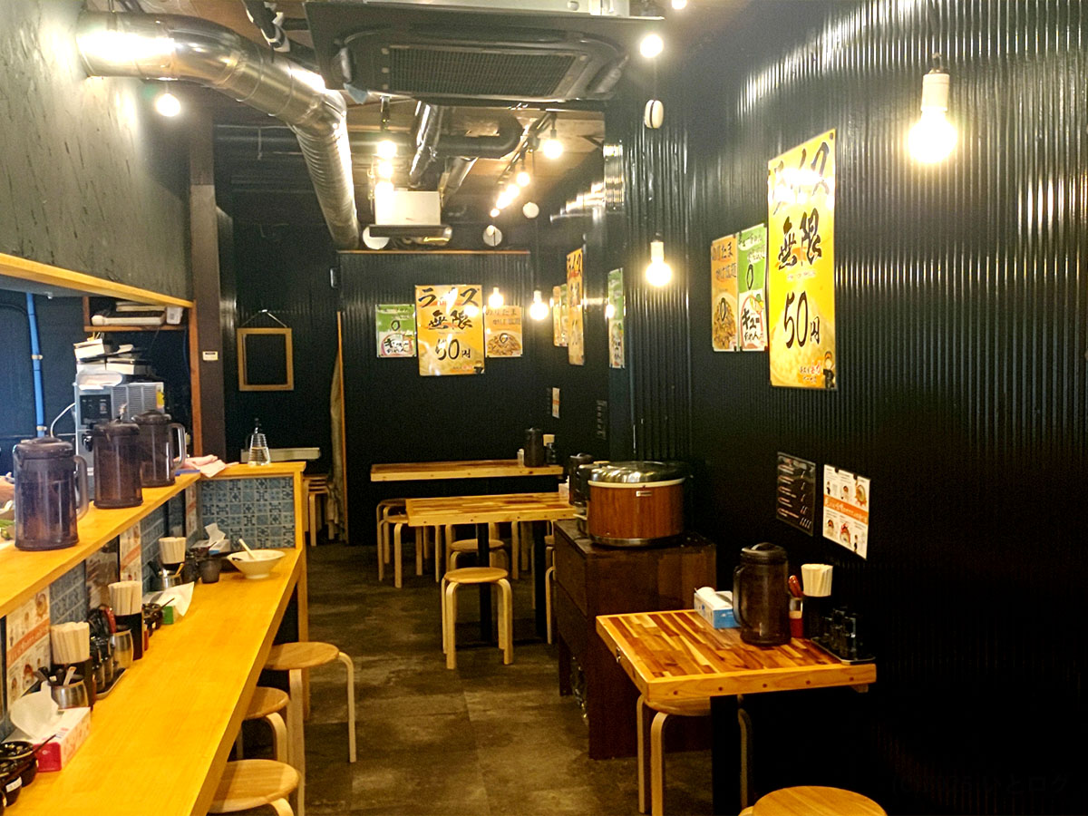 花木流味噌 山梨総本店の店内風景。木目調カウンターと黒壁のコントラストが映える、山梨 新店舗らしい清潔感ある空間。
