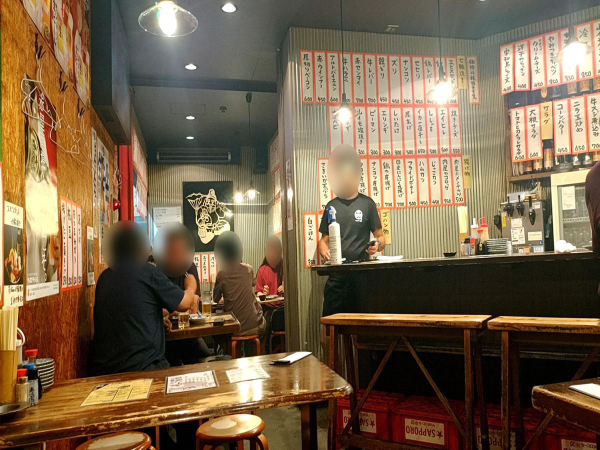 愛媛大衆酒場 エビスの店内の様子。松山の繁華街にある大衆酒場らしい活気ある雰囲気