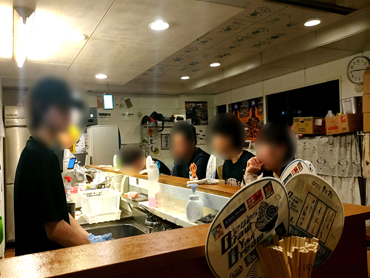 夢を語れ松山の店内カウンターの様子。松山市で二郎系ラーメンを求めて訪れる客で賑わっている