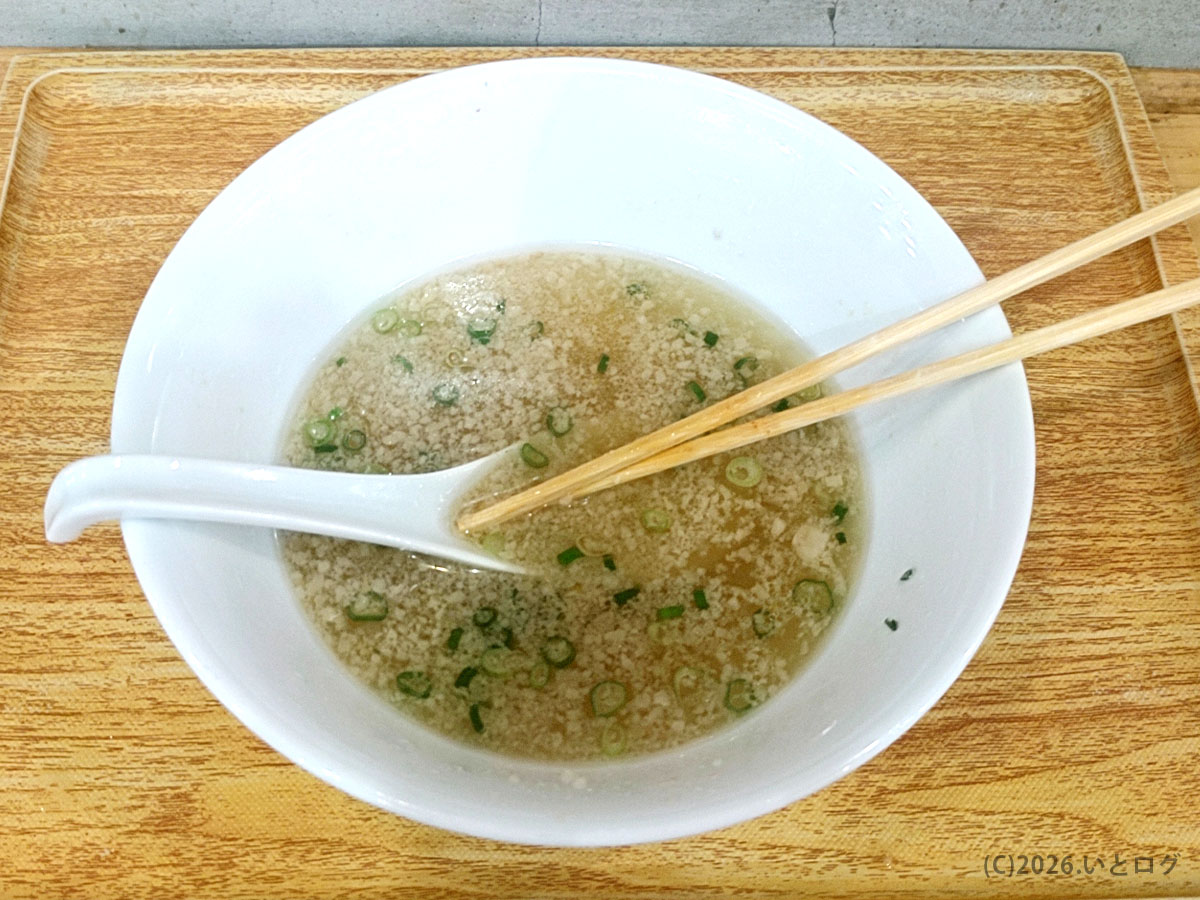 讃岐ラーメン浜堂 新居浜で提供される、煮干しの旨みが広がるあっさり系ラーメンのスープ