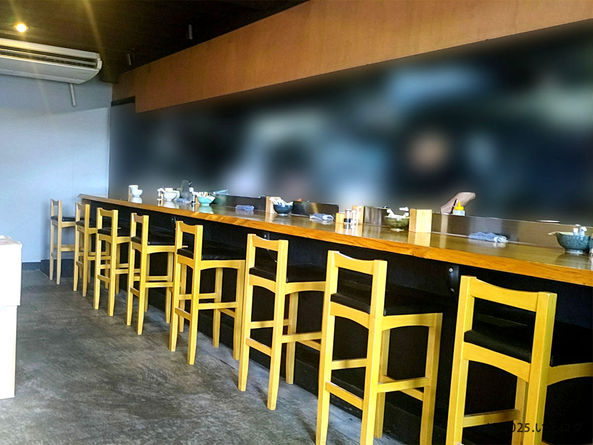 麺 㐂色（きいろ）の店内カウンター席。木目調のカウンターと椅子が並ぶ落ち着いた雰囲気。おすすめのラーメンを楽しめる空間。