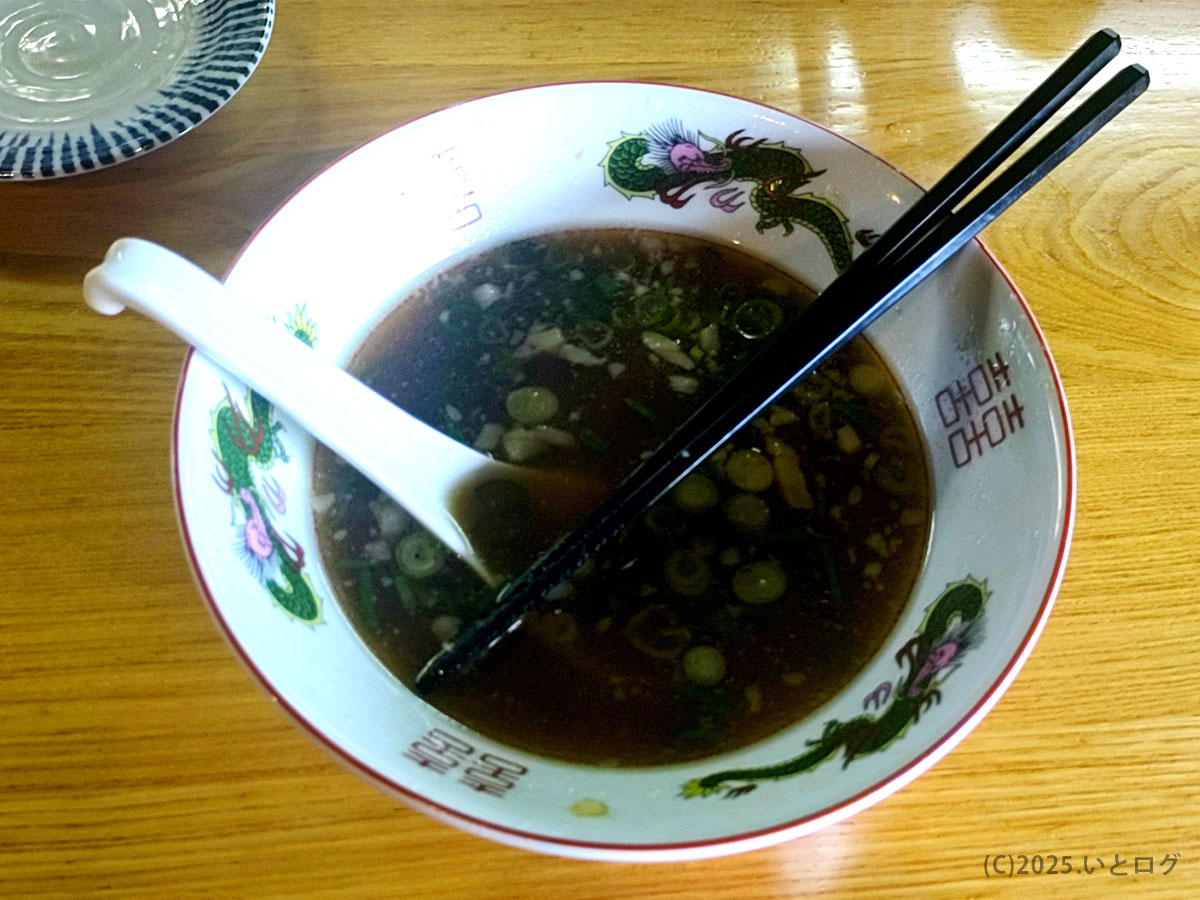 麺 㐂色のラーメンを食べ進めた後の様子。醤油ベースのスープとねぎが残り、レビューでも評価されるあっさりとした後味。